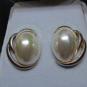 Vintage 80s Pearl Dome Stud Earrings – Gold Tone Statement Studs